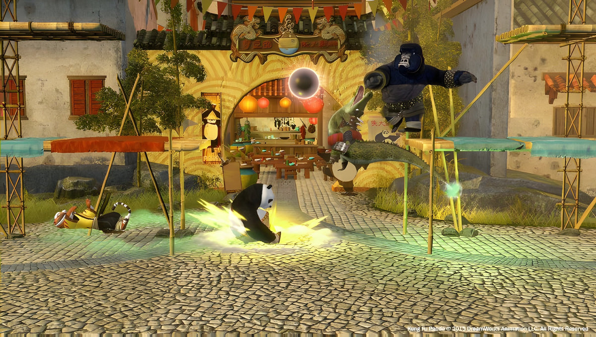 Vier Charaktere kämpfen in Kung Fu Panda: Showdown der Legenden auf einem gepflasterten Platz.