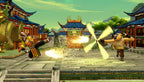 Tigress und der Affe kämpfen in Kung Fu Panda: Showdown der Legenden vor einem Tempel.