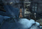 Lara Croft macht einen Handstand auf einem schmalen Steg über einem eisigen Abgrund.