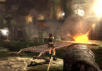 Lara Croft steht auf einer Plattform und feuert mit einer Waffe, Funken fliegen.