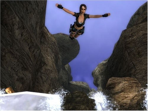 Lara Croft springt mit ausgebreiteten Armen über eine Schlucht mit tosendem Wasser.