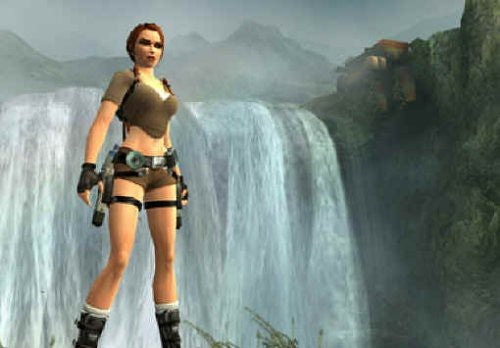 Lara Croft steht vor einem großen Wasserfall in einer bergigen Landschaft.