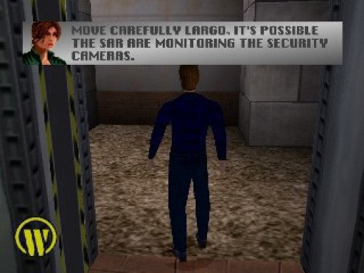 Der Hauptcharakter geht durch einen Gang, während eine weibliche Stimme vor Überwachungskameras warnt.