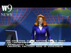 Eine Nachrichtensprecherin mit orangefarbenen Haaren berichtet in einer Zwischensequenz von W9 News über eine Fabrik.