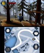 Eine Spielfigur schwingt sich in LEGO City Undercover: The Chase Begins an einem Seil durch den Wald.