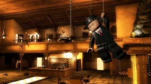 Eine LEGO-Figur in Anzug und Hut hängt an einer Kette in einem holzvertäfelten Raum mit Bar.