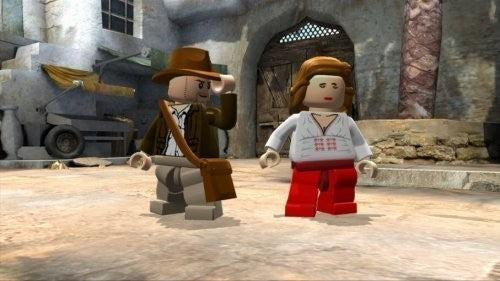 LEGO Indiana Jones und eine Frau stehen auf einem staubigen Platz in einer alten Stadt.