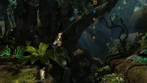 LEGO Indiana Jones schwingt sich an einer Liane durch einen dichten Dschungel mit großen Bäumen.