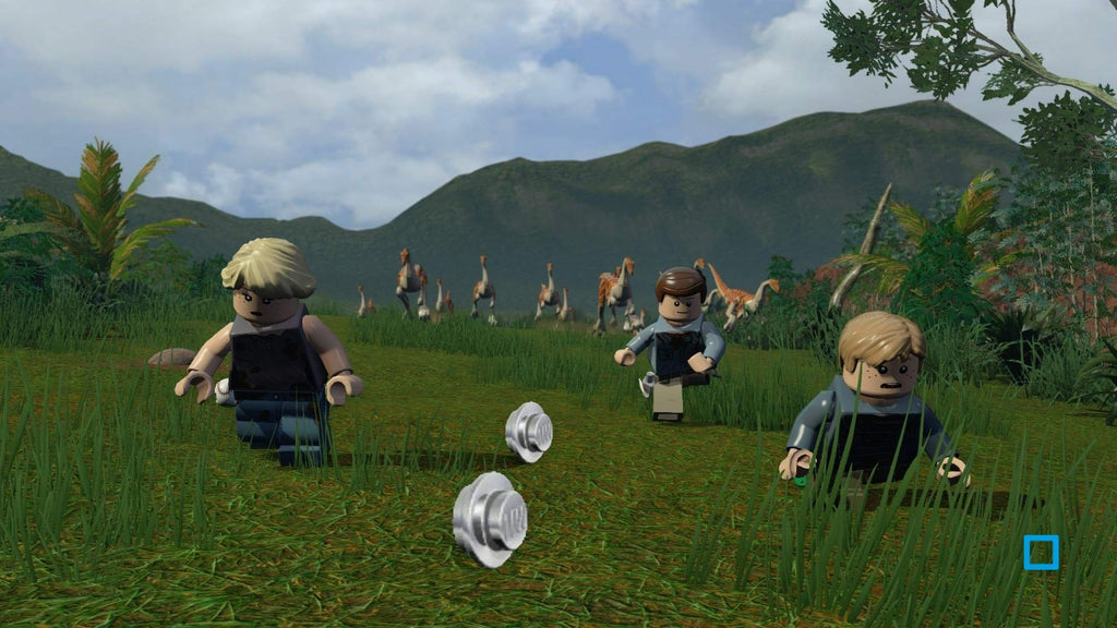 Drei Lego-Figuren rennen in LEGO Jurassic World vor einer Gruppe Raptoren über eine Wiese.