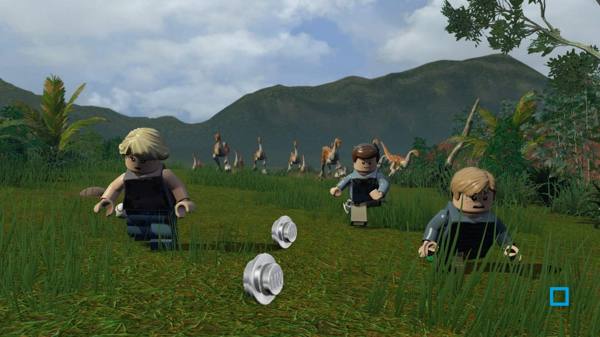 Drei Lego-Figuren rennen in LEGO Jurassic World vor einer Gruppe Raptoren über eine Wiese.