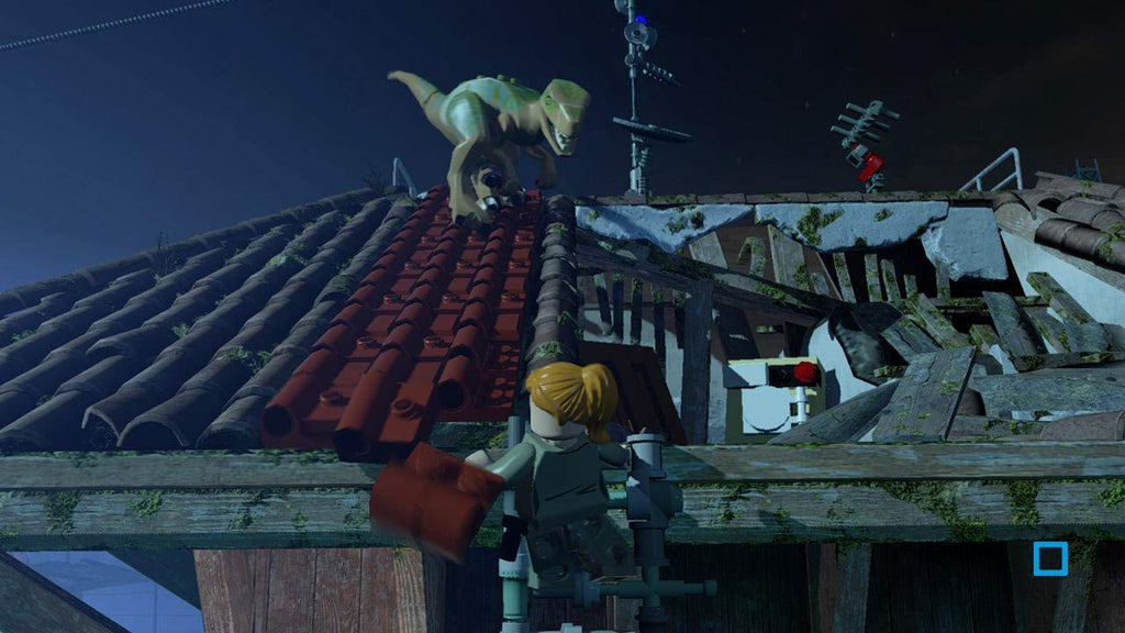 In LEGO Jurassic World klettert eine Lego-Figur auf einem Dach, während ein Raptor lauert.