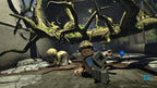 Zwei LEGO-Figuren kriechen in LEGO Jurassic World unter dicken Baumwurzeln hervor.