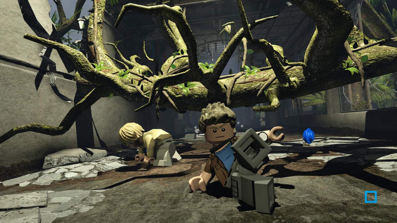 Zwei LEGO-Figuren kriechen in LEGO Jurassic World unter dicken Baumwurzeln hervor.