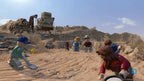 Mehrere LEGO-Figuren suchen in LEGO Jurassic World in einer Wüstenlandschaft nach Spuren.