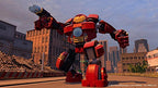 Im Spiel Lego Marvel Avengers steht ein roter Hulkbuster-Roboter mit Kanonenarm in einer Stadtlandschaft.
