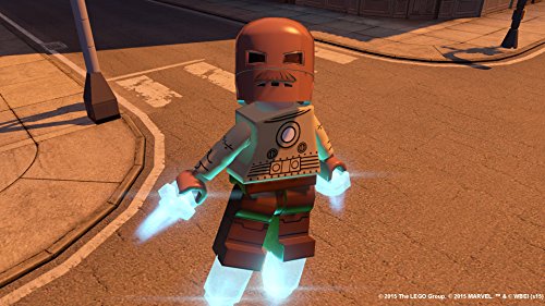 Ein Lego-Charakter in einem frühen Iron Man-Anzug schwebt in Lego Marvel Avengers über einer Straße.