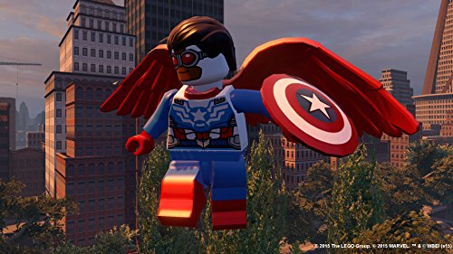 Falcon fliegt in Lego Marvel Avengers mit einem Schild in der Hand über eine Stadtlandschaft.