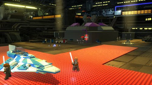 Eine LEGO-Star-Wars-Basis mit einem blauen Raumschiff und einer Figur mit Lichtschwert auf rotem Boden.