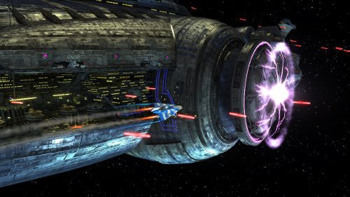 Ein großes Raumschiff im Weltall mit einem kleineren Schiff, das rote Laser abfeuert.