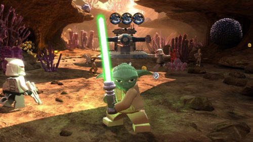 Meister Yoda kämpft mit einem grünen Lichtschwert in einer Höhle gegen Kampfdroiden.