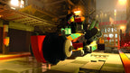Wyldstyle fährt in LEGO The Movie: Videogame auf einem Motorrad durch eine dunkle Stadtgasse.