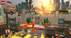 Eine Szene aus LEGO The Movie: Videogame zeigt eine Baustelle mit explodierenden Objekten und Figuren.