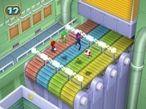 Mario, Luigi, Wario und Toad laufen auf einem bunten Foerderband, das von Blitzen getroffen wird.