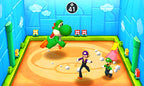 In Mario Party: The Top 100 für Nintendo 3DS kämpfen Yoshi, Waluigi und Luigi in einer blauen Arena.