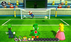 In Mario Party: The Top 100 spielen Luigi, Yoshi und Peach ein Fußball-Minispiel, während Mario im Tor liegt.