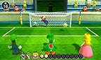 Mario Party: The Top 100 zeigt ein Fußball-Minispiel mit Mario im Tor und Luigi, Yoshi und Peach als Spieler.