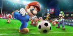 Mario Sports: Superstars zeigt Mario beim Fussballspielen mit Goombas und Luigi auf dem Feld.