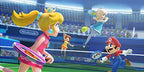 Mario Sports: Superstars zeigt Prinzessin Peach und Rosalina beim Tennis auf dem Platz.