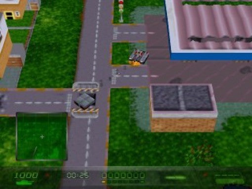 Ein kleiner Panzer fährt auf einer Straße durch eine Stadt mit Gebäuden und Grünflächen.