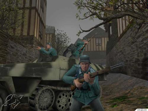Drei Soldaten in Uniform und Helm mit Gewehren, einer auf einem Panzer, in einer städtischen Umgebung.