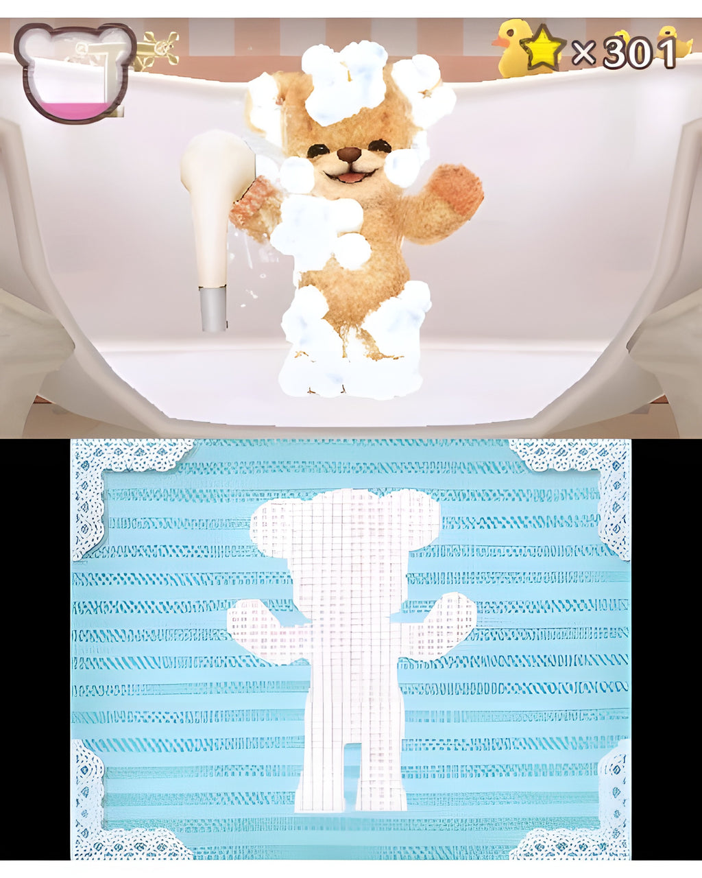 Ein Teddybär wird in Mein Teddy und ich in einer Badewanne mit Seife abgeduscht, darunter eine Stoffmuster-Vorschau.