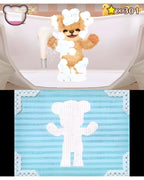 Ein Teddybär wird in Mein Teddy und ich in einer Badewanne mit Seife abgeduscht, darunter eine Stoffmuster-Vorschau.