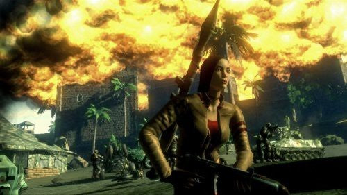 Eine Frau mit Raketenwerfer und Gewehr steht vor einer großen Explosion in einer zerstörten Stadt.