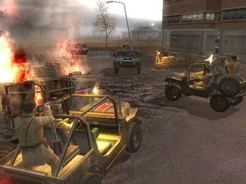 Mehrere Jeeps und ein LKW sind in ein Gefecht verwickelt, eine Barrikade brennt lichterloh.