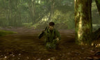 Metal Gear Solid Snake Eater 3D zeigt Snake, wie er sich im Schlamm tarnt.