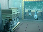 Solid Snake duckt sich hinter Kisten und beobachtet zwei Gegner, die an einem Fenster mit Blick auf eine Schneelandschaft.