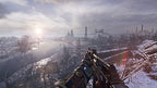 Metro Exodus Complete Edition zeigt eine verschneite Winterlandschaft mit einer Kirche und einem Gewehr.