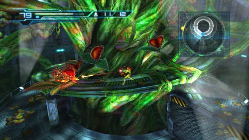 Samus Aran steht auf einer Plattform und kämpft gegen ein riesiges grünes Pflanzenmonster mit roten Augen.