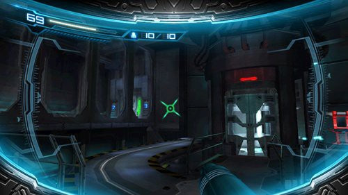 Eine Spielszene in der Ego-Perspektive zeigt einen futuristischen Korridor mit blauen Lichtelementen.