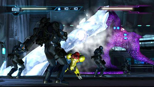 Samus Aran und mehrere Soldaten kämpfen gegen ein großes violettes Monster, das einen Eiskristall abfeuert.