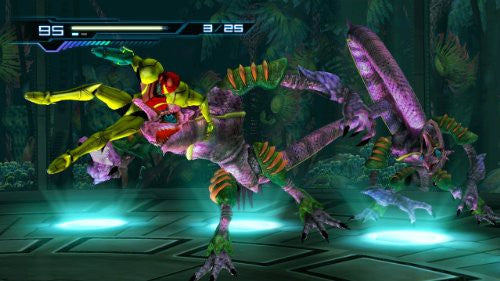 Samus Aran kämpft in einer Unterwasserumgebung gegen zwei große, lilafarbene Alien-Kreaturen.
