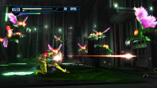Samus Aran schießt in ihrem gelben Anzug auf mehrere grüne Flugkreaturen in einem dunklen Raum.