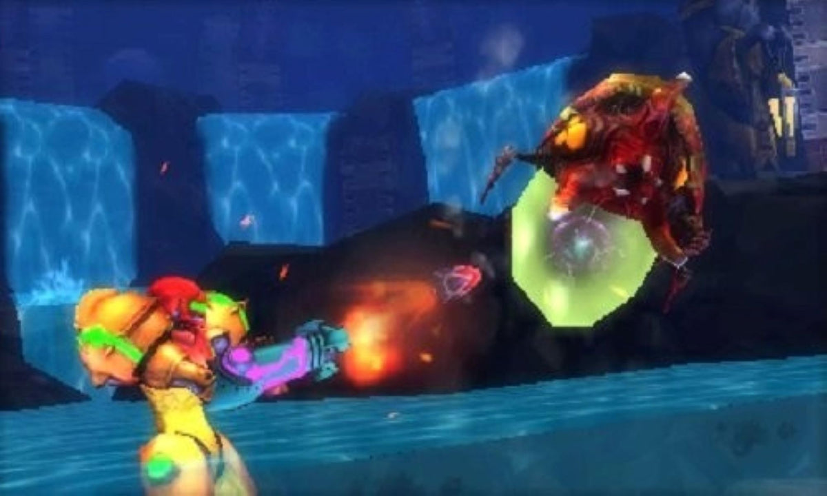 Samus Aran schießt in Metroid: Samus Returns auf einen Gegner vor einem Wasserfall.