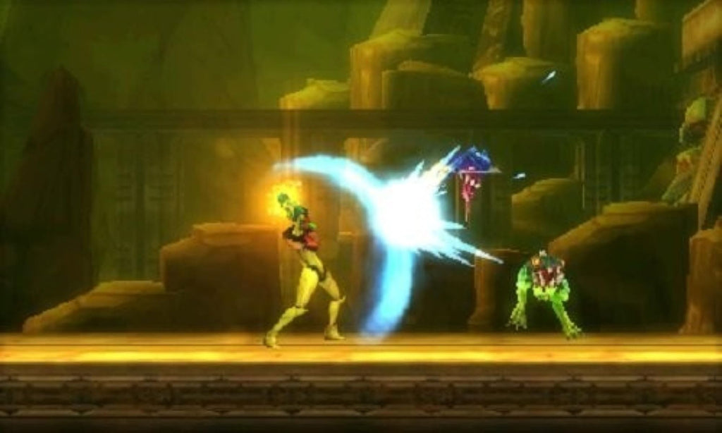In Metroid: Samus Returns greift Samus Aran einen grünen Gegner im Nahkampf an.