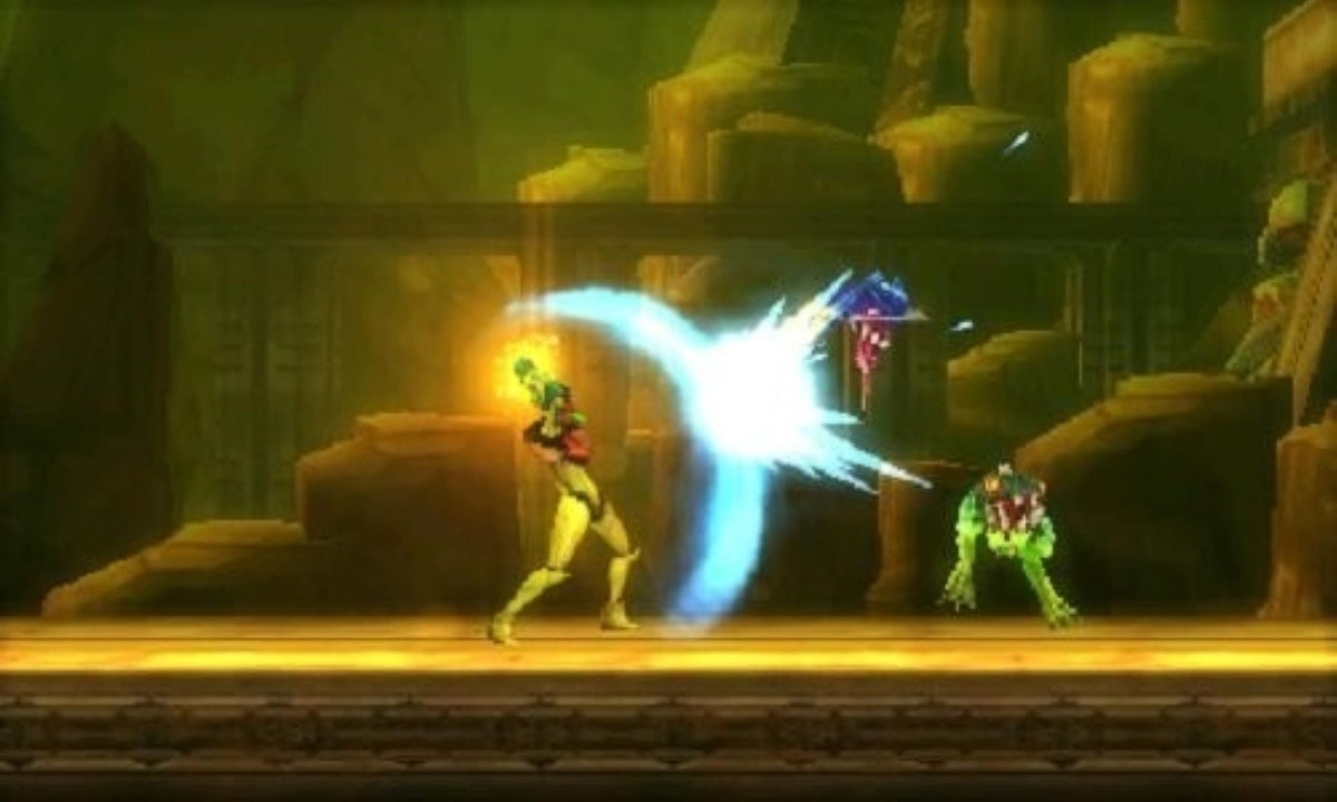 In Metroid: Samus Returns greift Samus Aran einen grünen Gegner im Nahkampf an.