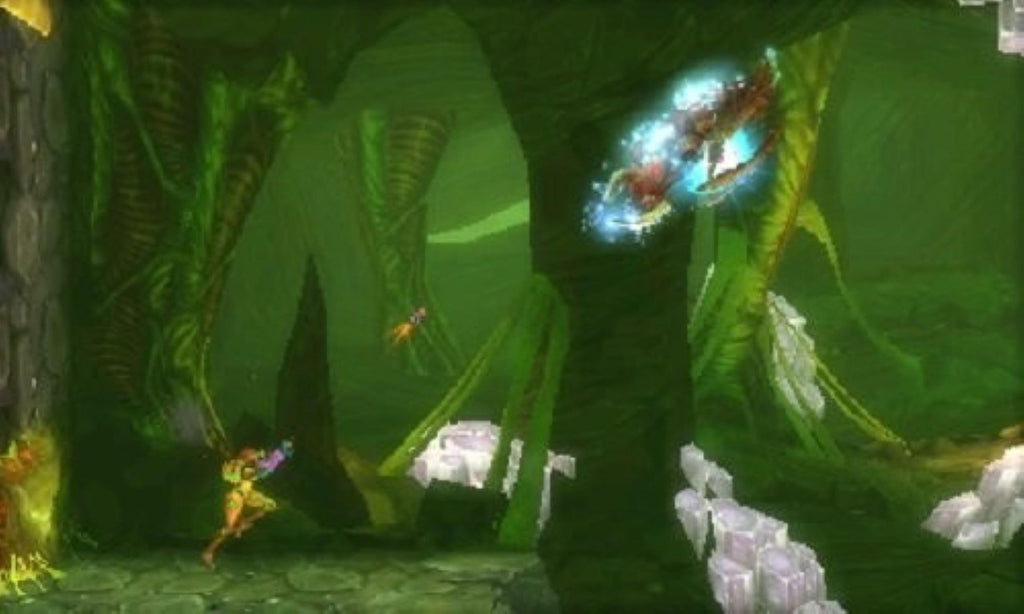 Metroid: Samus Returns zeigt Samus Aran in einer grünen Höhle mit einem schwebenden Gegner.